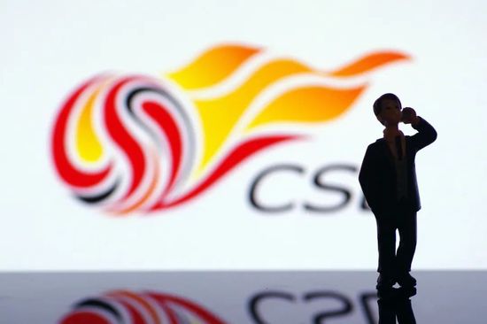 苏知鱼漂亮是真的漂亮，但冷傲也是真的冷傲，甚至还带着几分咄咄逼人的英气。